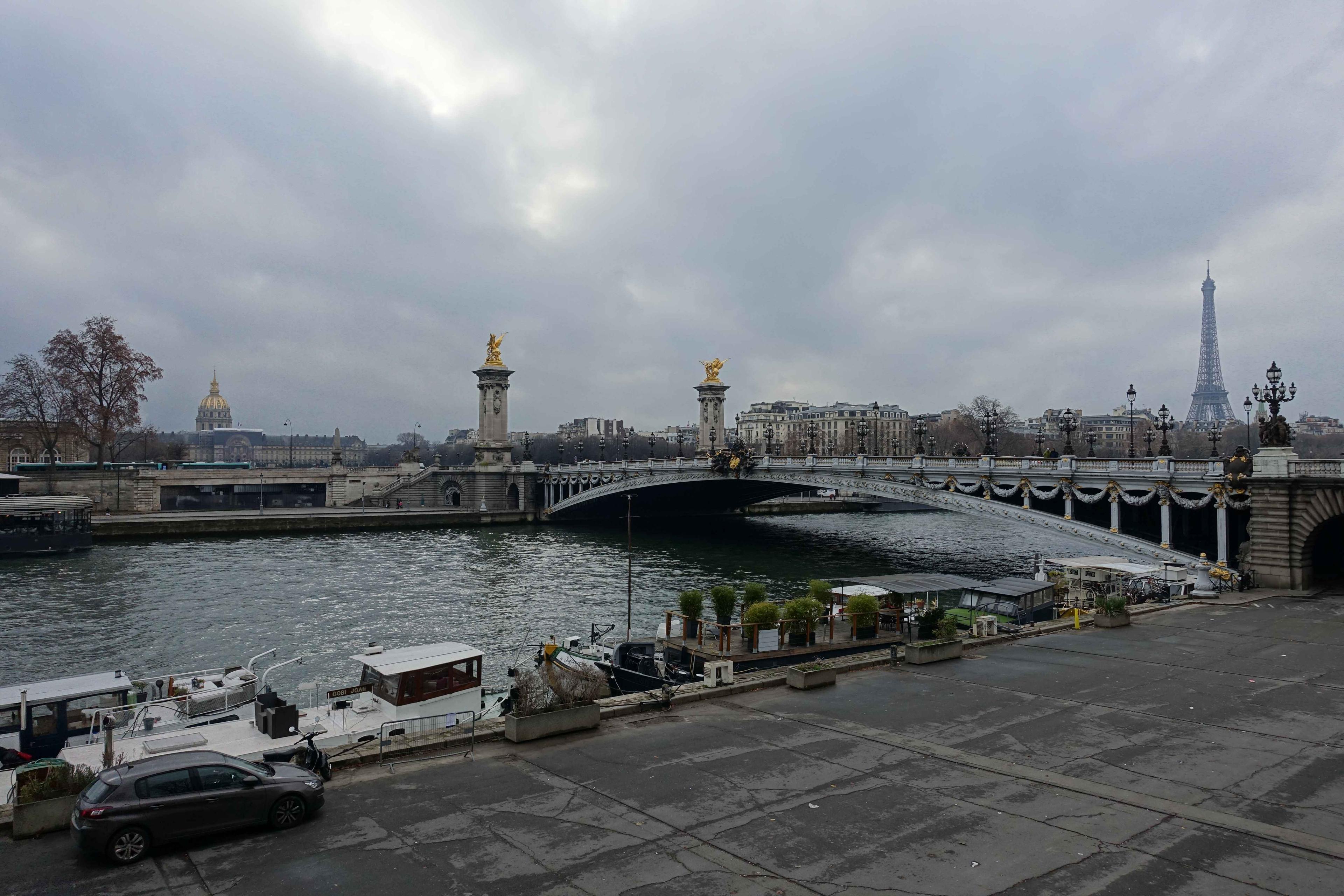 다리 아래 센강변 산책로에서 올려다보는 구도