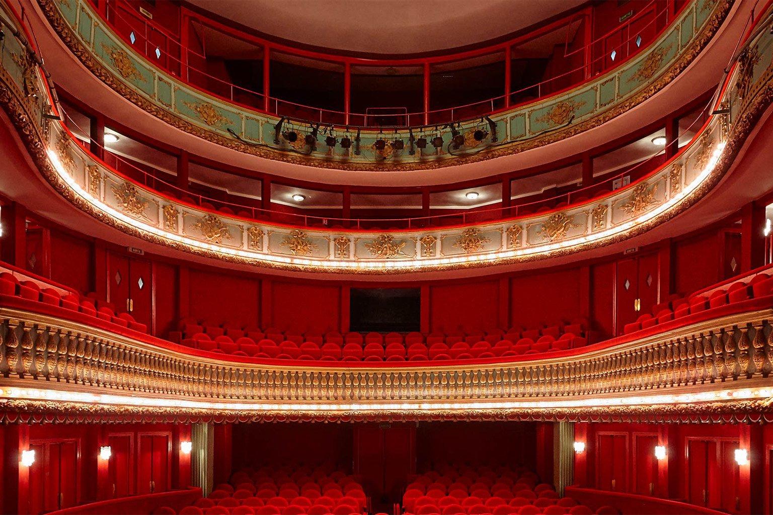 붉은 벨벳 좌석과 발코니