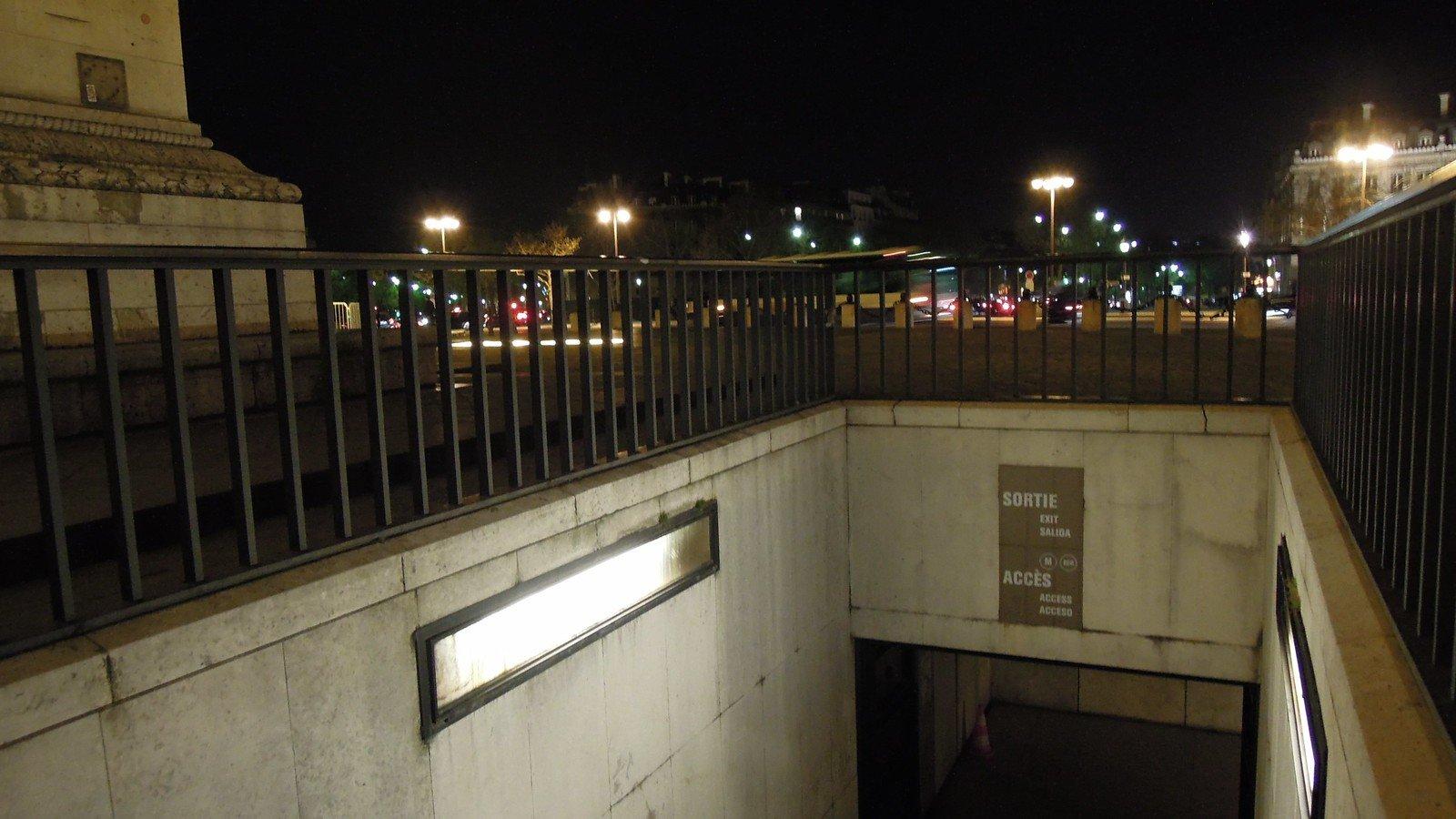 개선문 지하도 출구 주변