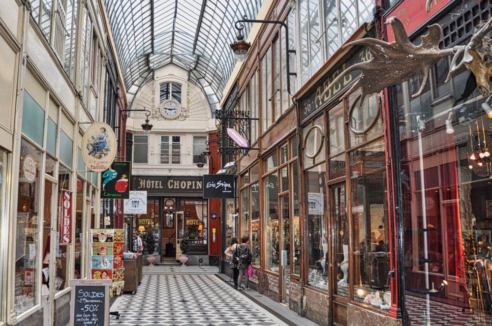 기하학적 모자이크 바닥과 상점들