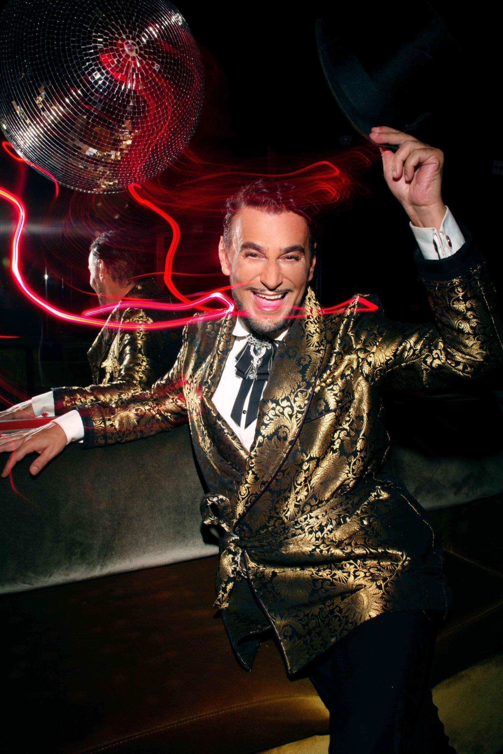 로비의 '조르주(George)' 말 조형물 앞