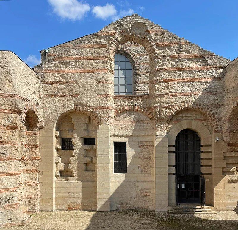 로마 시대 목욕탕 유적 (특히 냉탕)