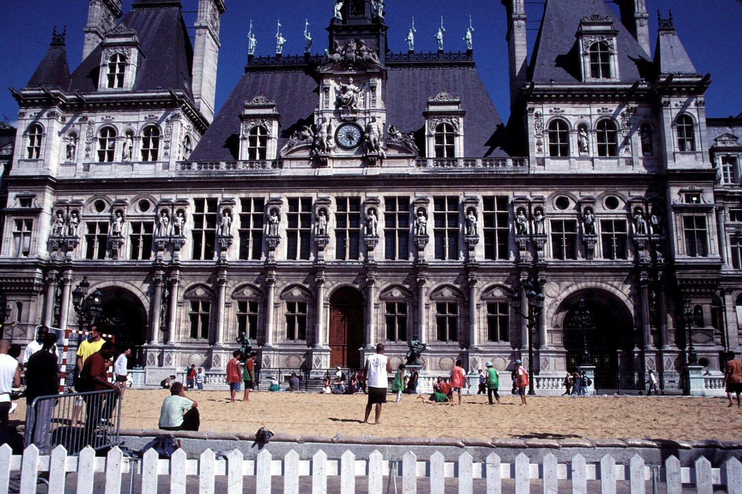 시청사 정면과 플라스 드 로텔 드 빌 (Place de l'Hôtel-de-Ville)