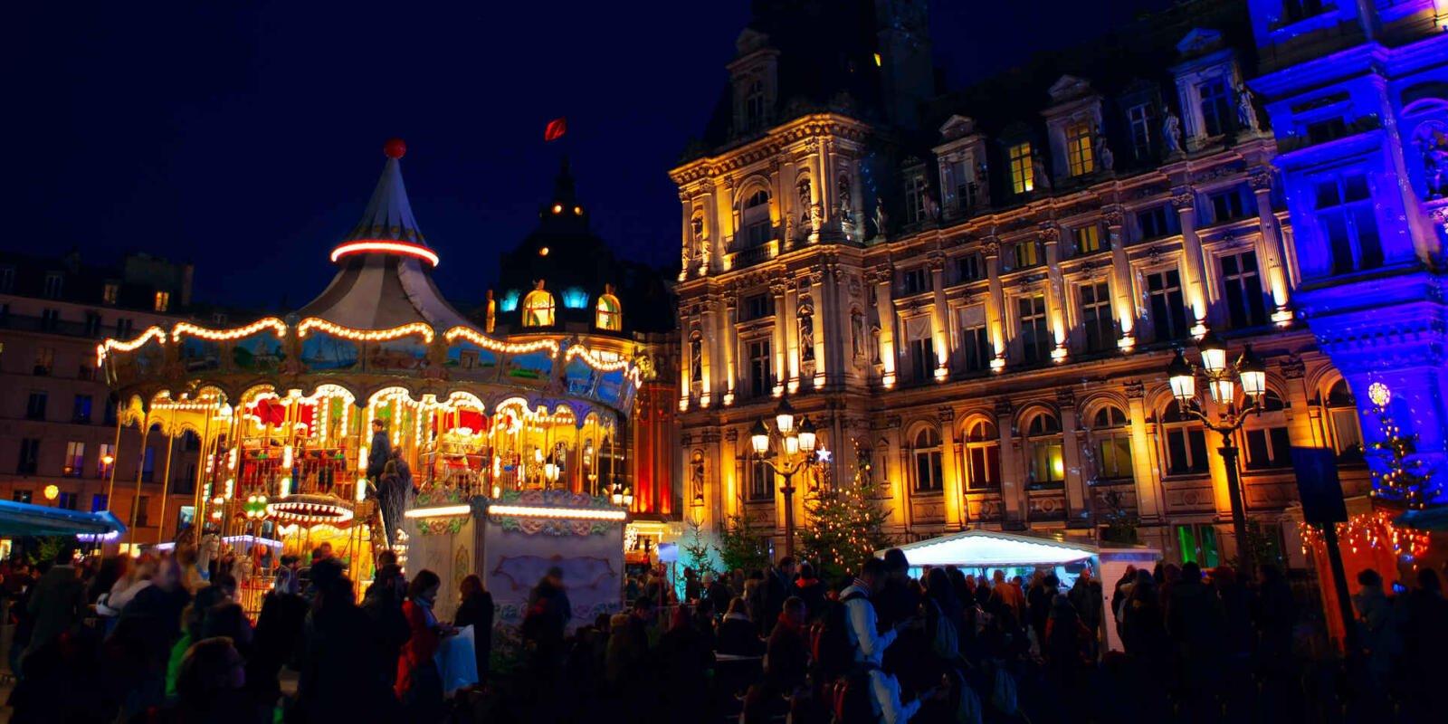 야간 조명이 켜진 시청사