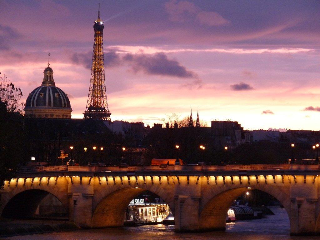 다리 위에서 바라보는 센 강과 에펠탑