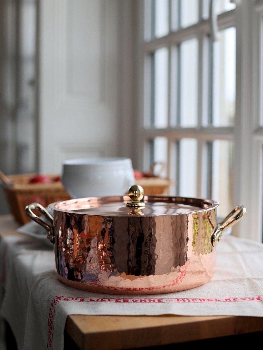 구리 조리도구 진열대 앞