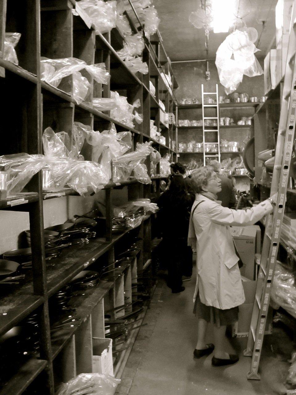 오래된 나무 선반과 통로