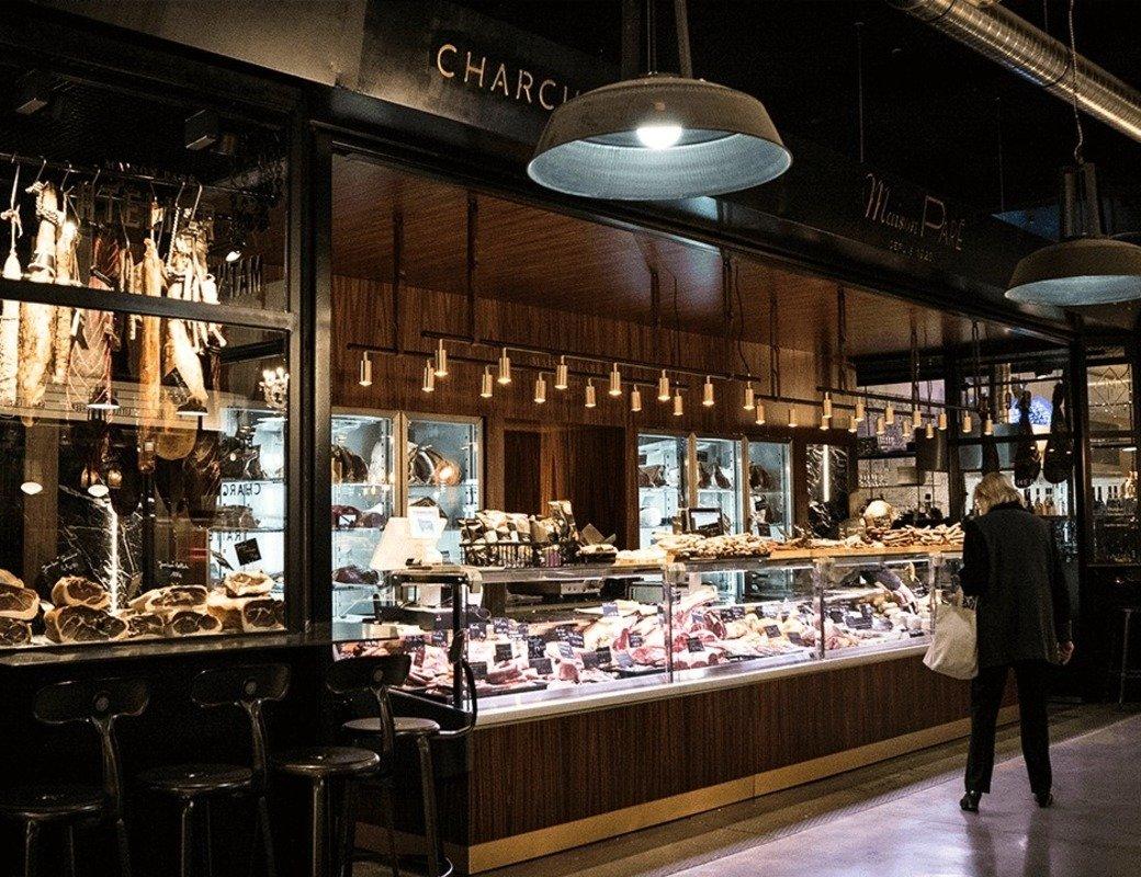 다양한 음식 가판대 앞