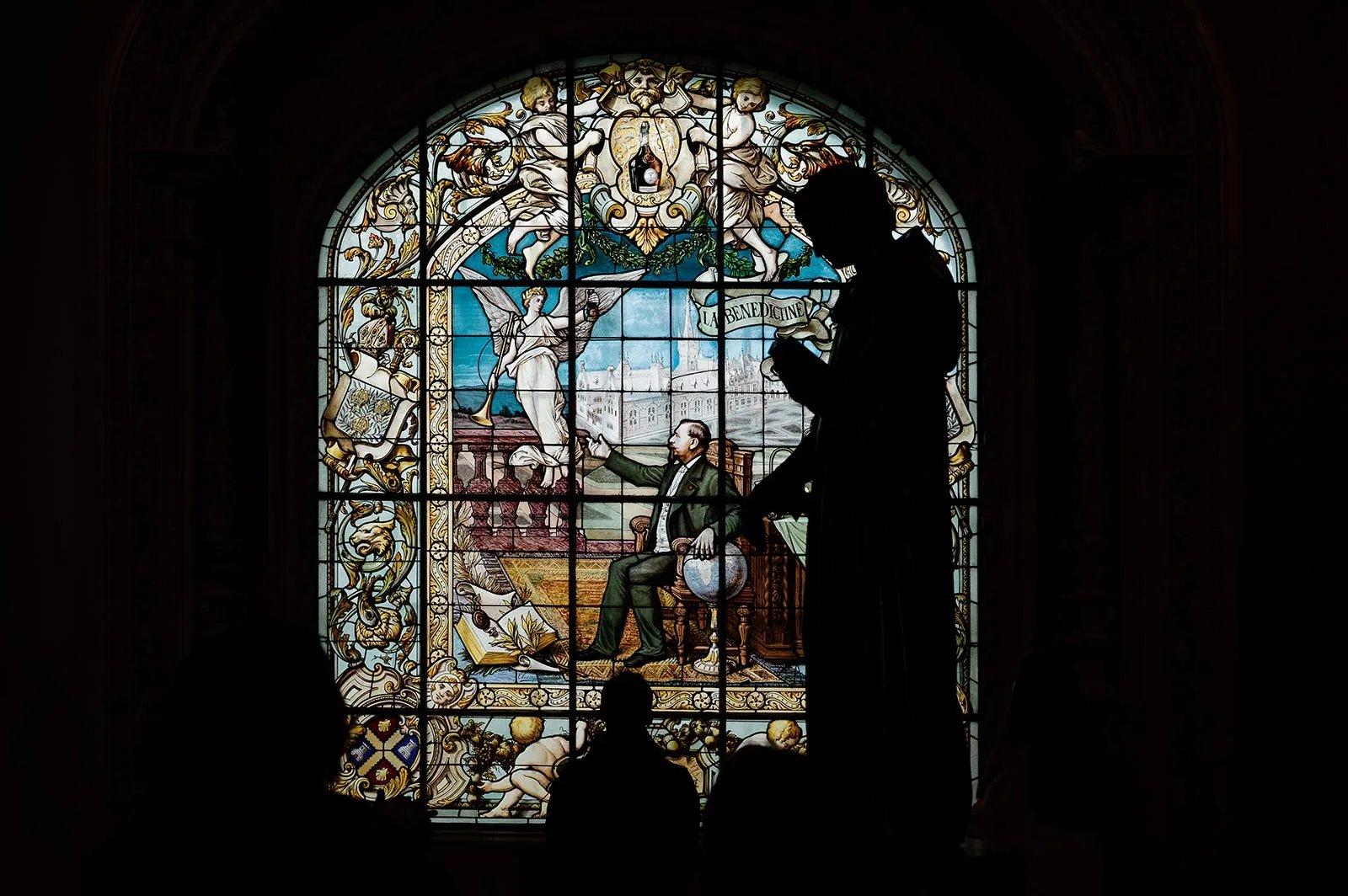 중앙 홀 스테인드글라스