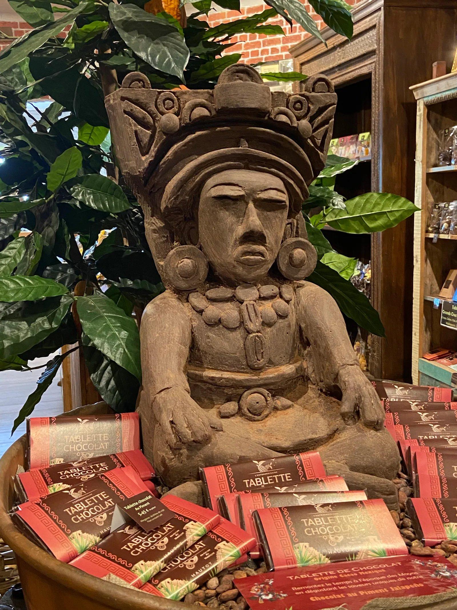 초콜릿 조형물 앞