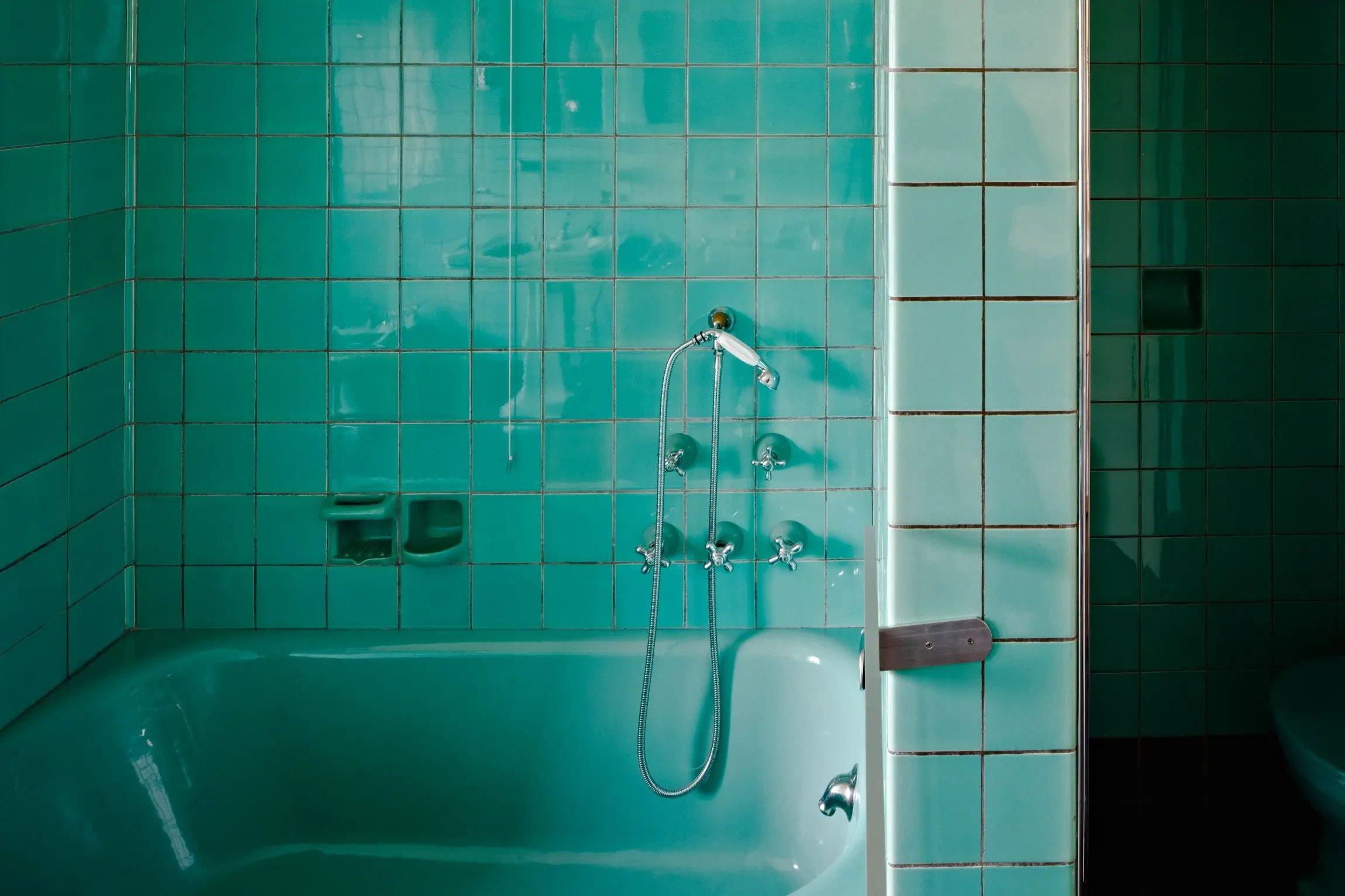 옥색 타일 욕실 (Turquoise Tiled Bathroom)