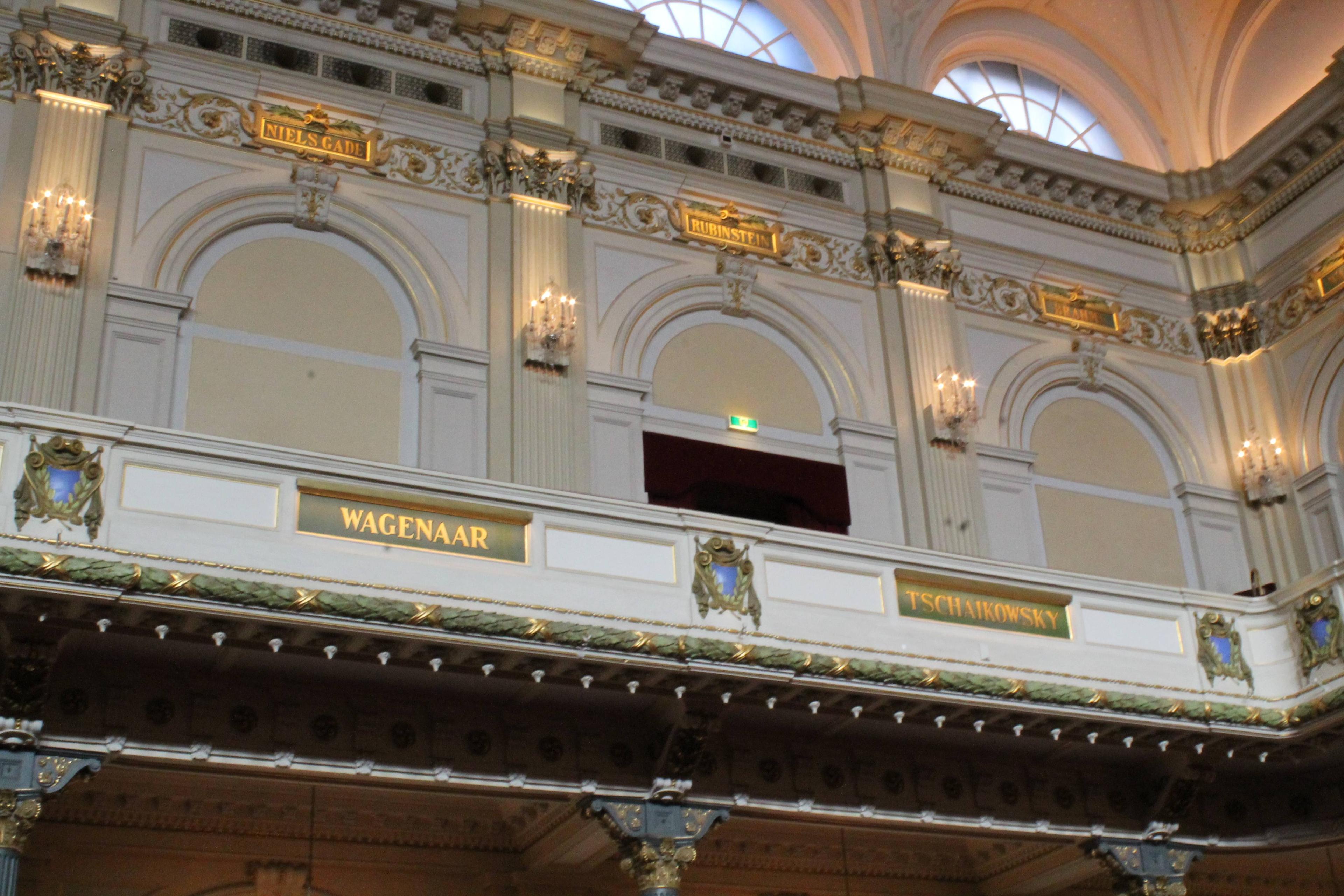 메인 홀 발코니 (작곡가 이름)