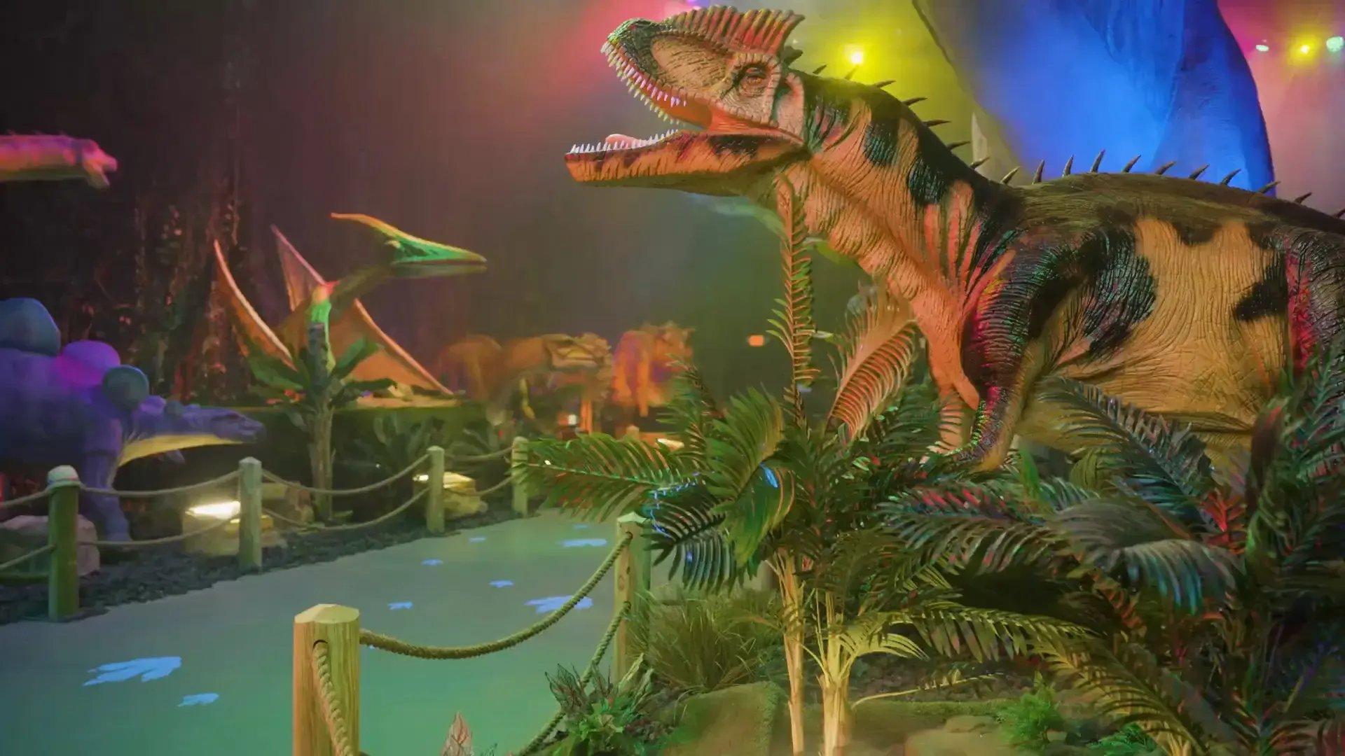 움직이는 대형 공룡 앞