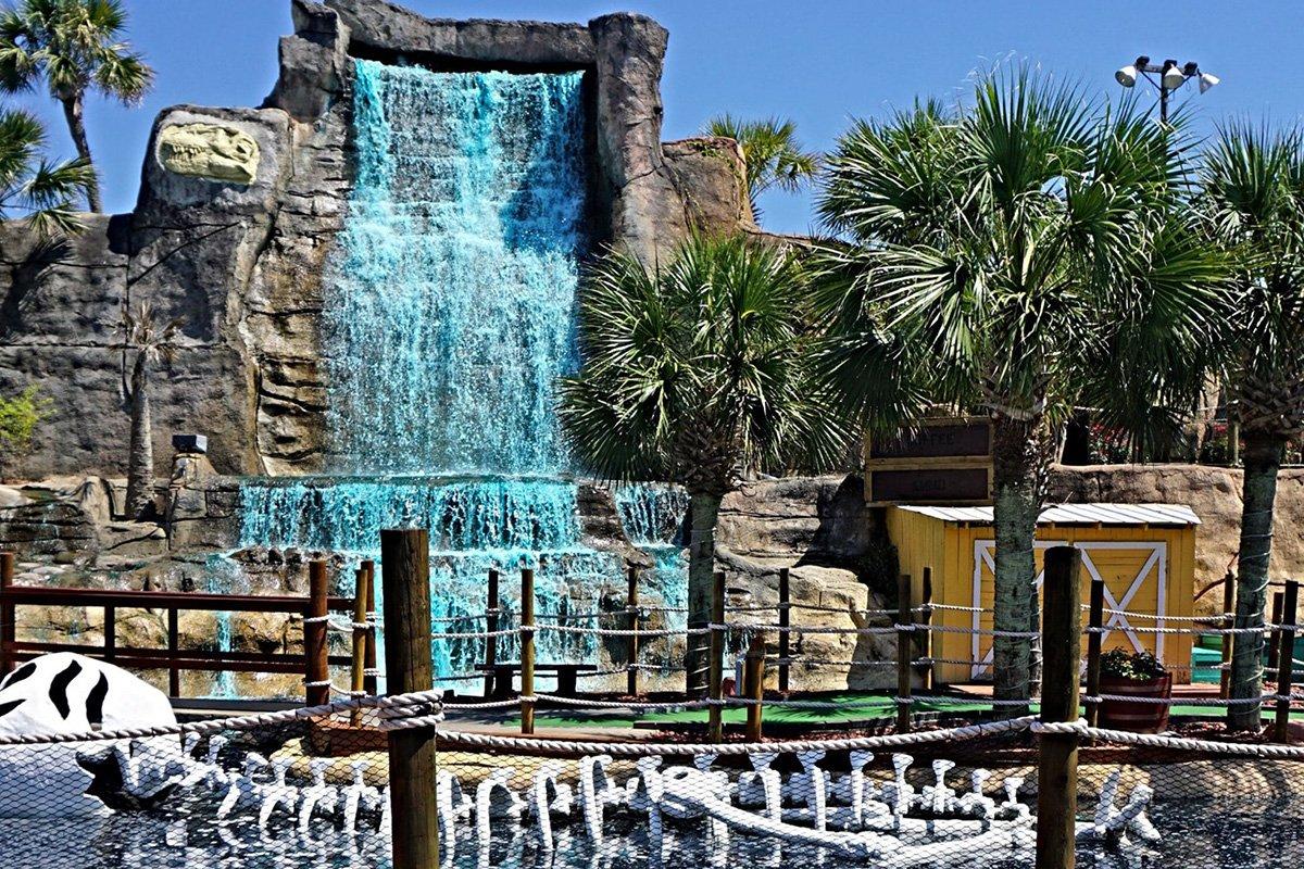 미니 골프 코스 내 폭포와 동굴