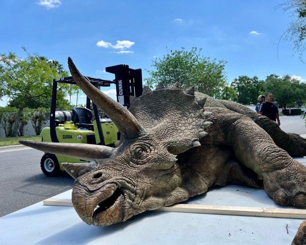 거대한 트리케라톱스 모형