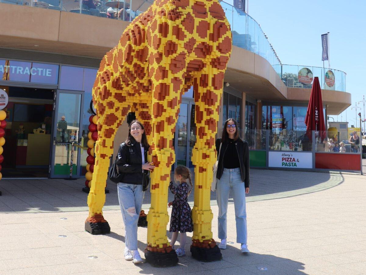 다양한 레고 캐릭터 및 대형 모델 옆