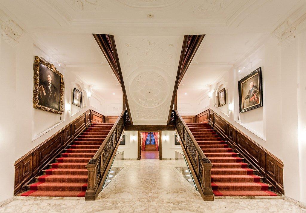 미술관 내부 중앙 계단