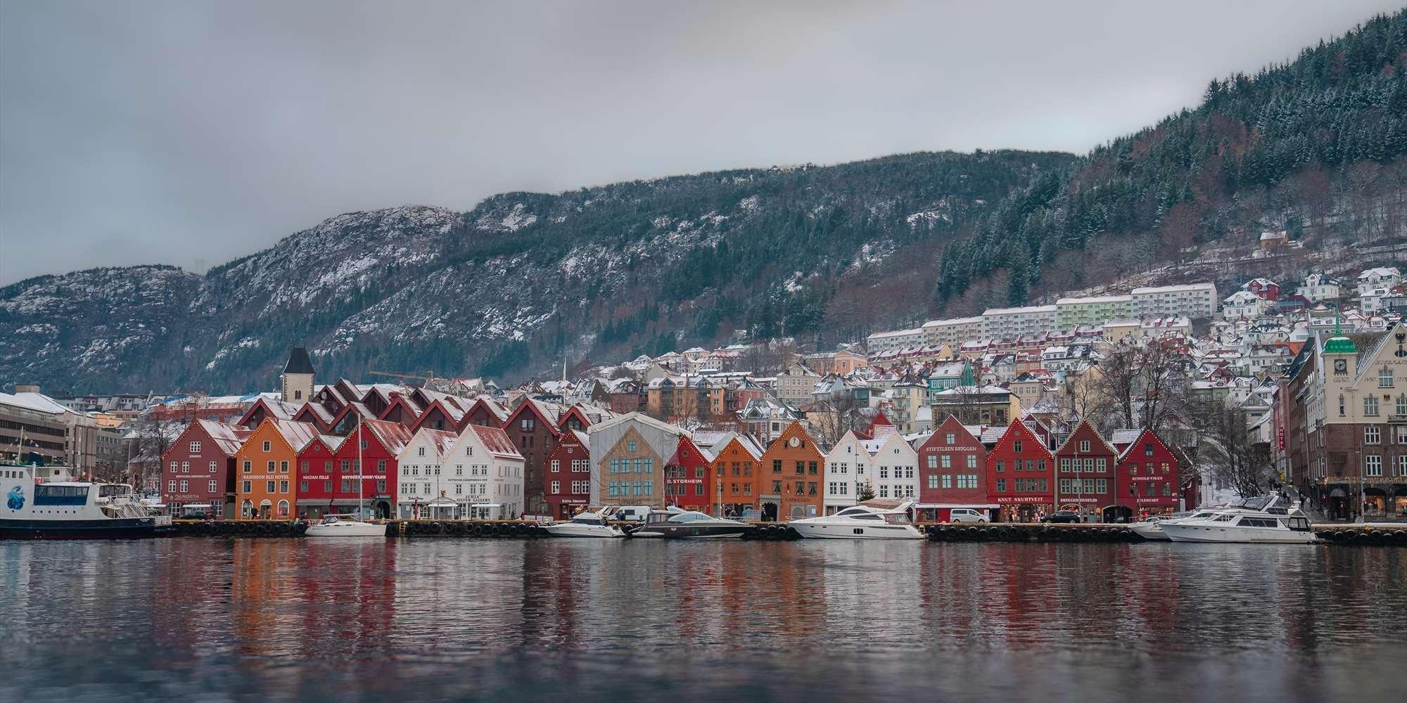 항구 건너편 (서쪽 부두 또는 어시장 근처)
