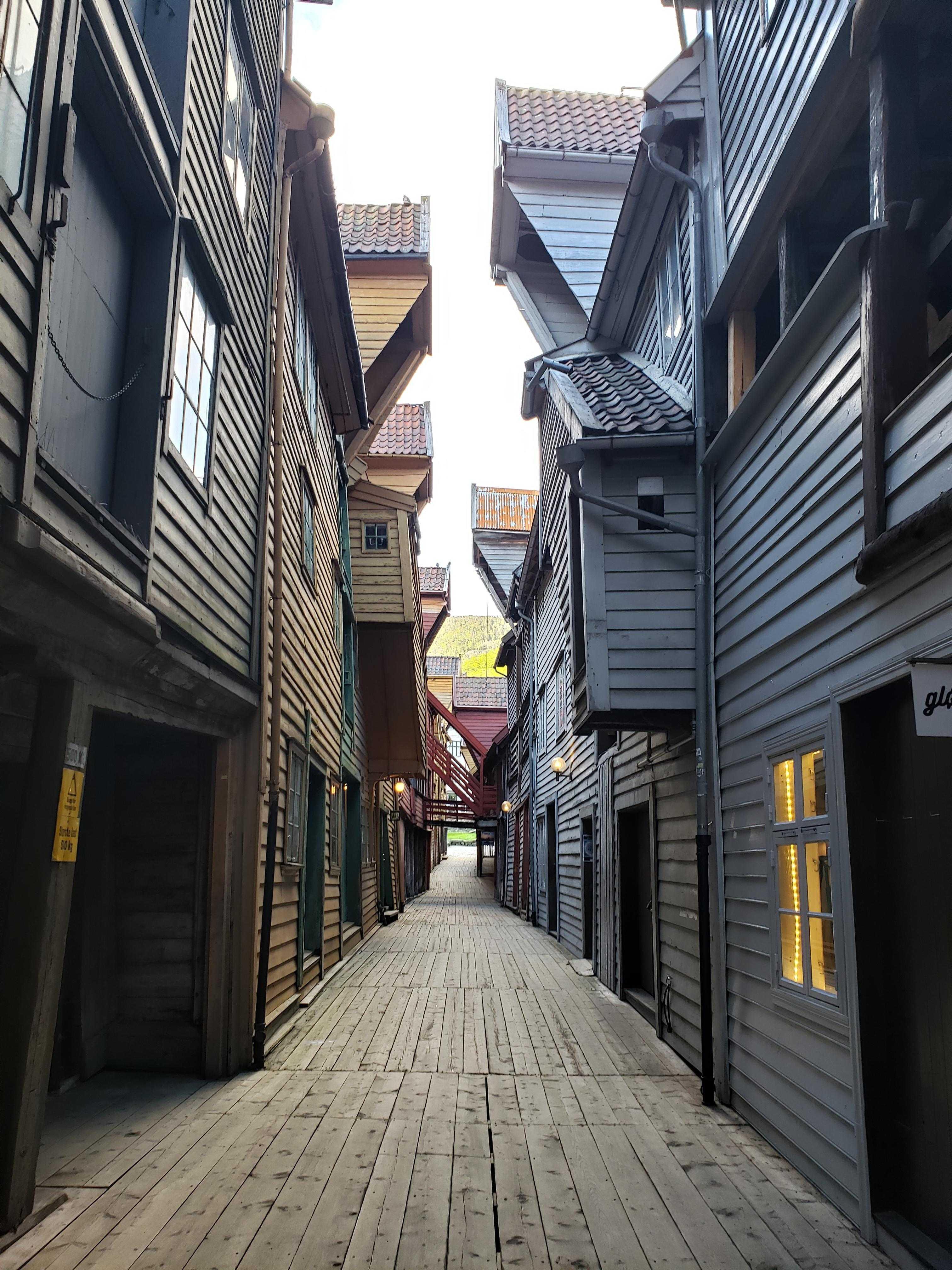 브뤼겐 목조 건물 사이 좁은 골목길 (Smauene)