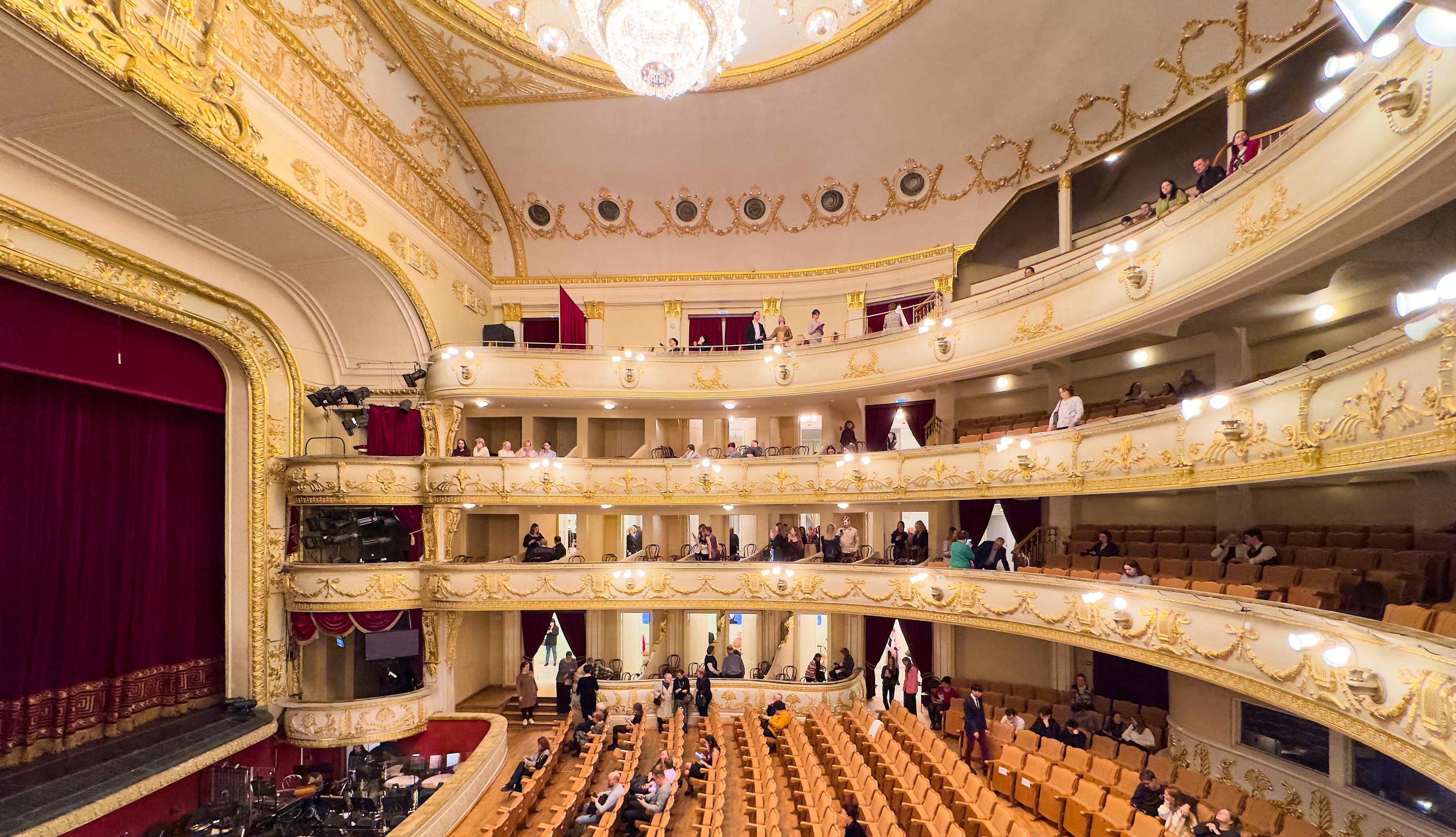 극장 내부 중앙 홀 및 계단