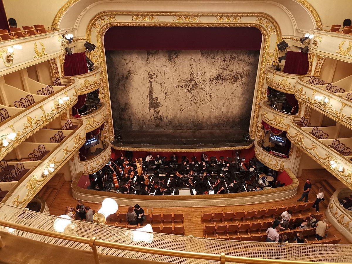 객석에서 바라본 무대 (공연 전후)