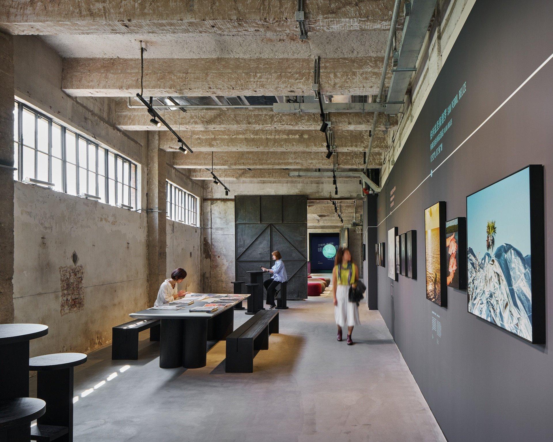 전시장 내부 (작품과 함께)