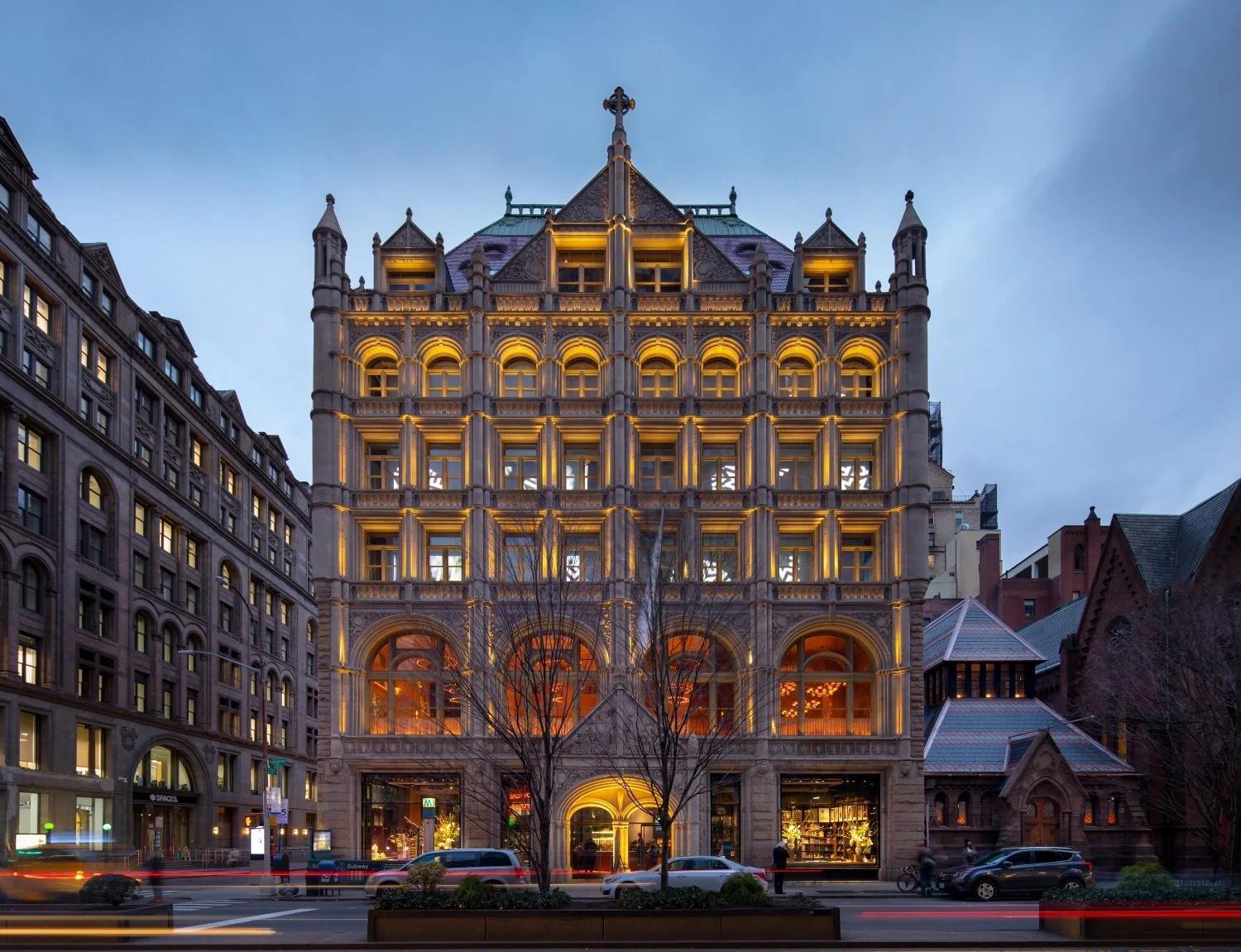 박물관 외부 (건물 배경)