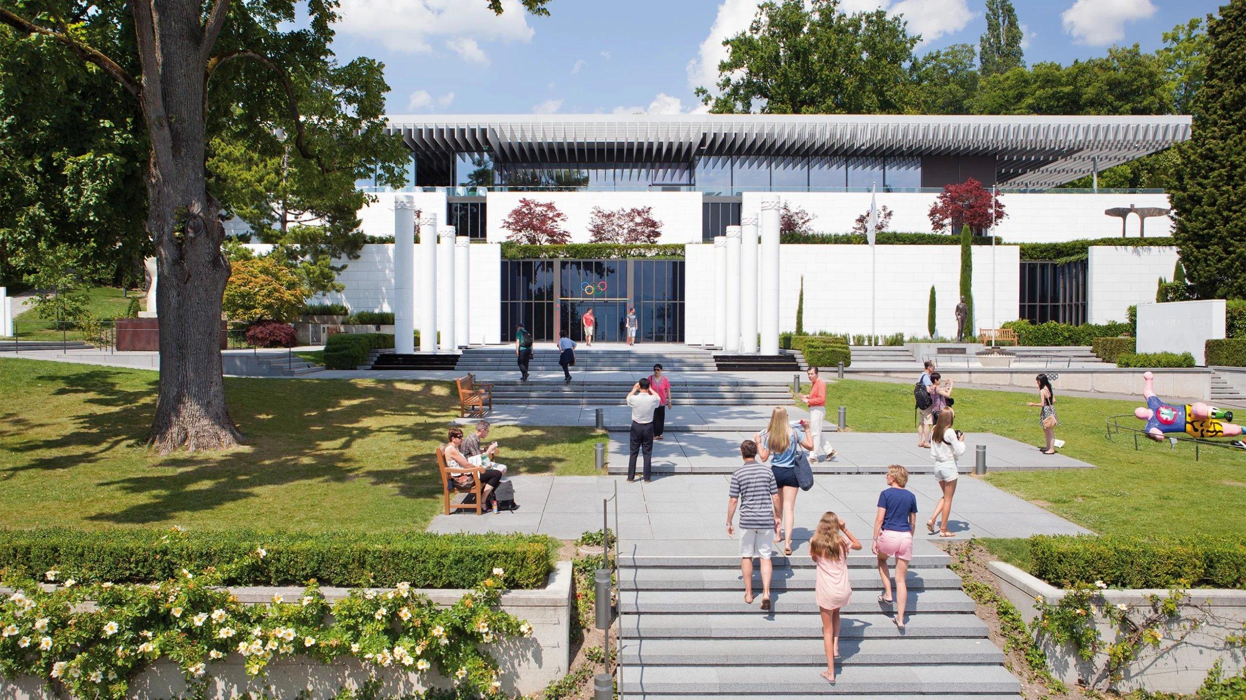 레만호를 배경으로 한 박물관 외부 계단 및 테라스