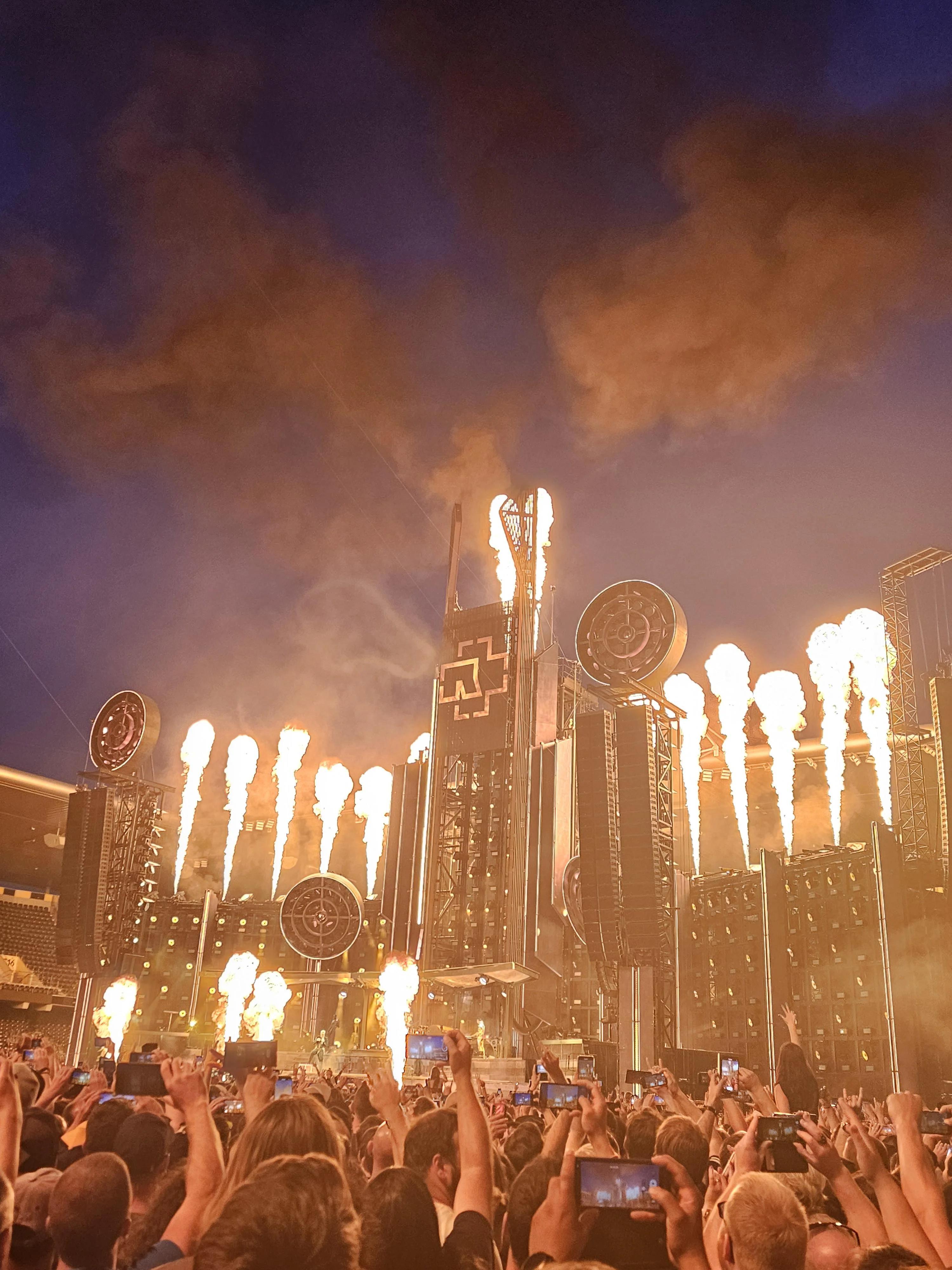 콘서트 무대 및 관객