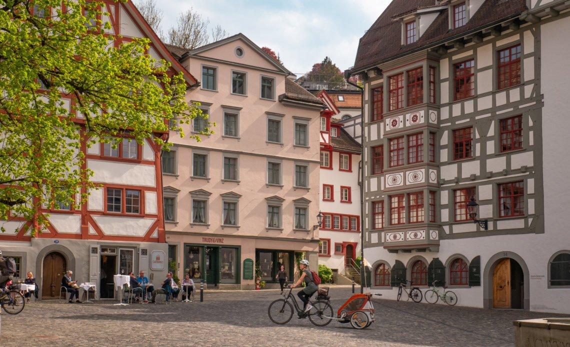 수도원 주변의 고풍스러운 구시가지 골목