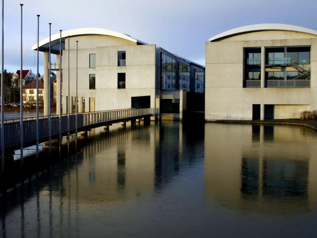 🏛️ 레이캬비크 시청 (Ráðhús Reykjavíkur)