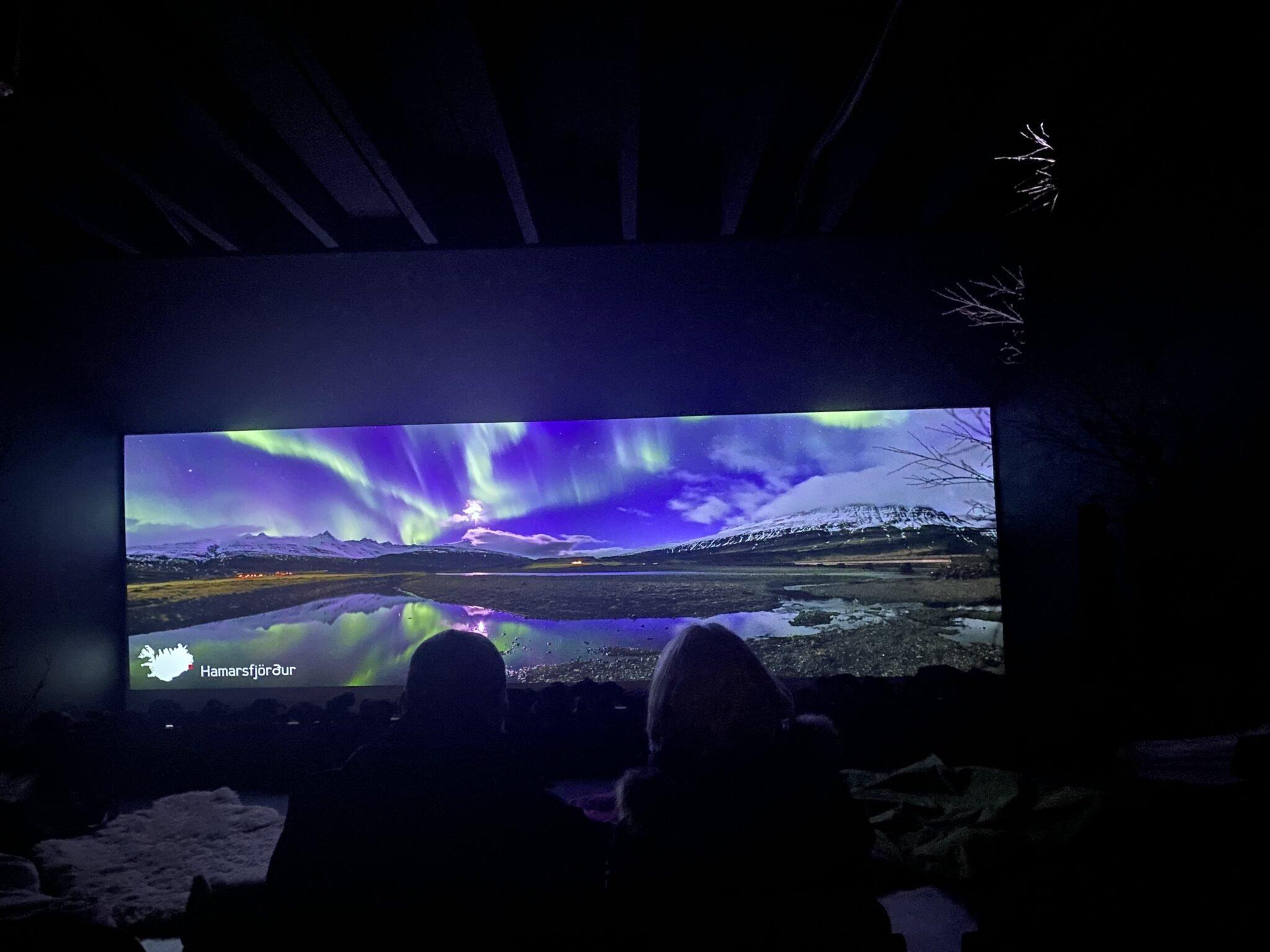 오로라 영상관 대형 스크린 앞