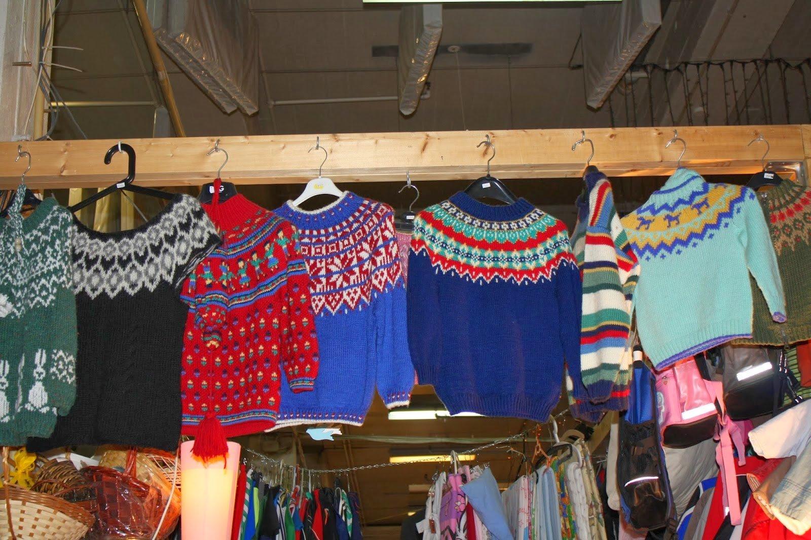 아이슬란드 스웨터 판매대 앞