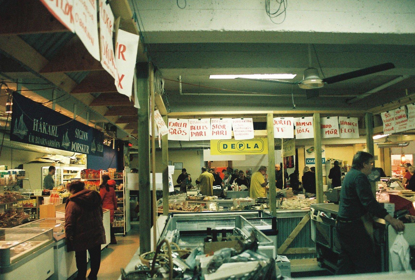 식료품 코너 (특히 생선 및 하칼 판매대)