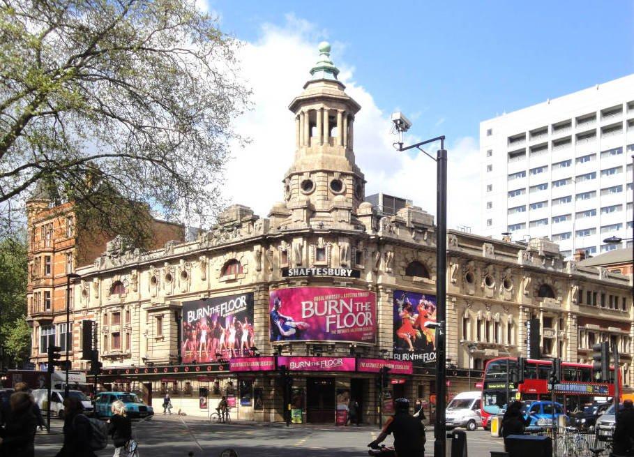 극장 정면 파사드