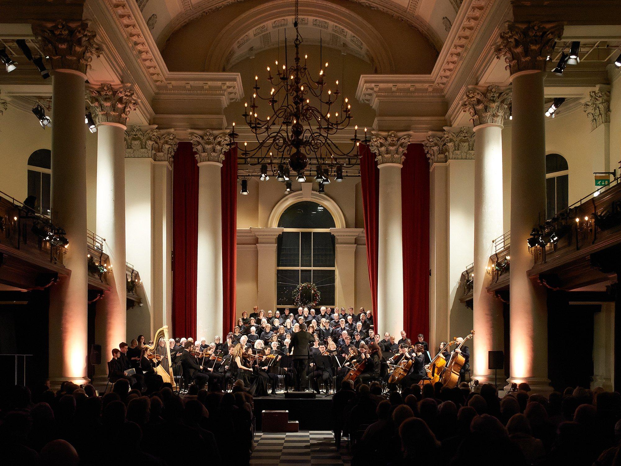 크리스마스 장식과 함께 공연이 열리는 스미스 스퀘어 홀
