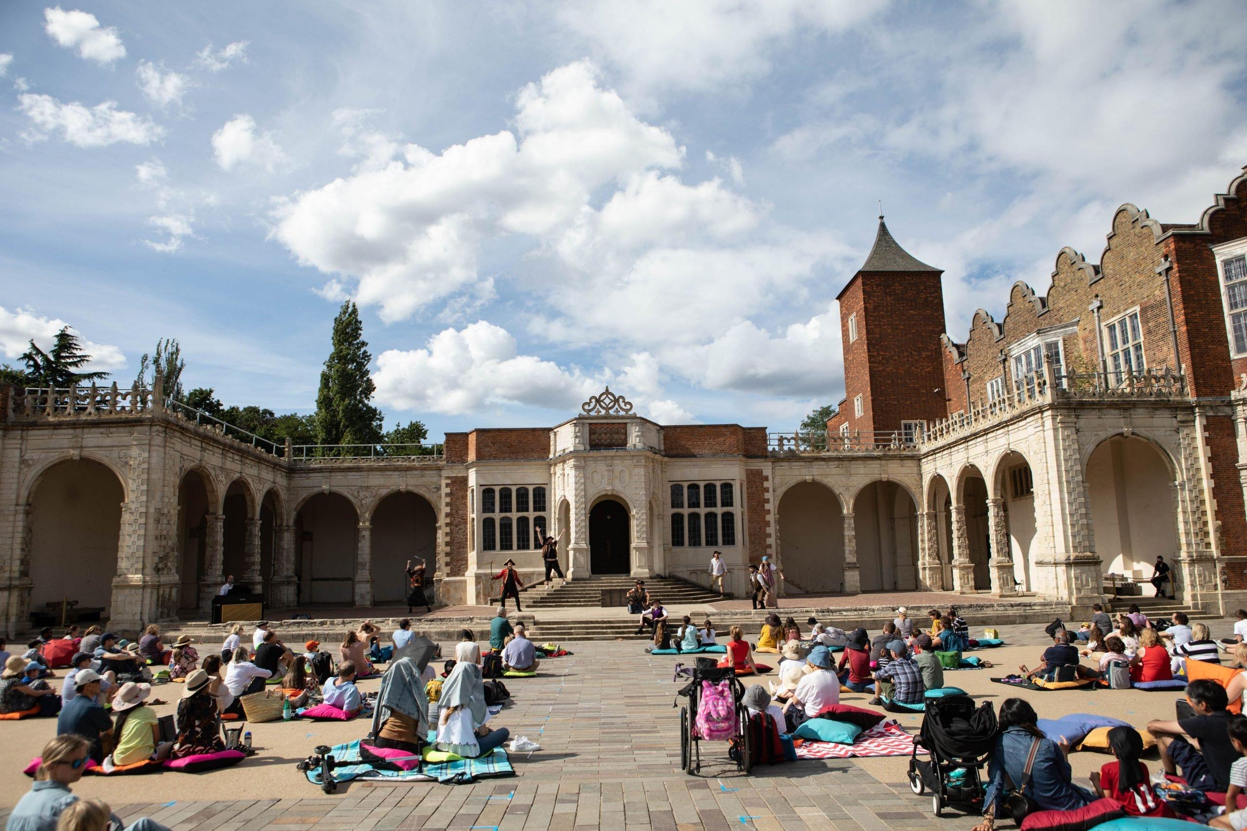 오페라 홀랜드 파크 여름 시즌 공연 포스터 또는 장면