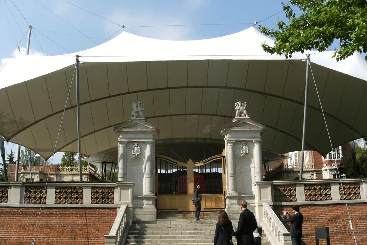 홀랜드 하우스 유적을 배경으로 한 공연장 입구