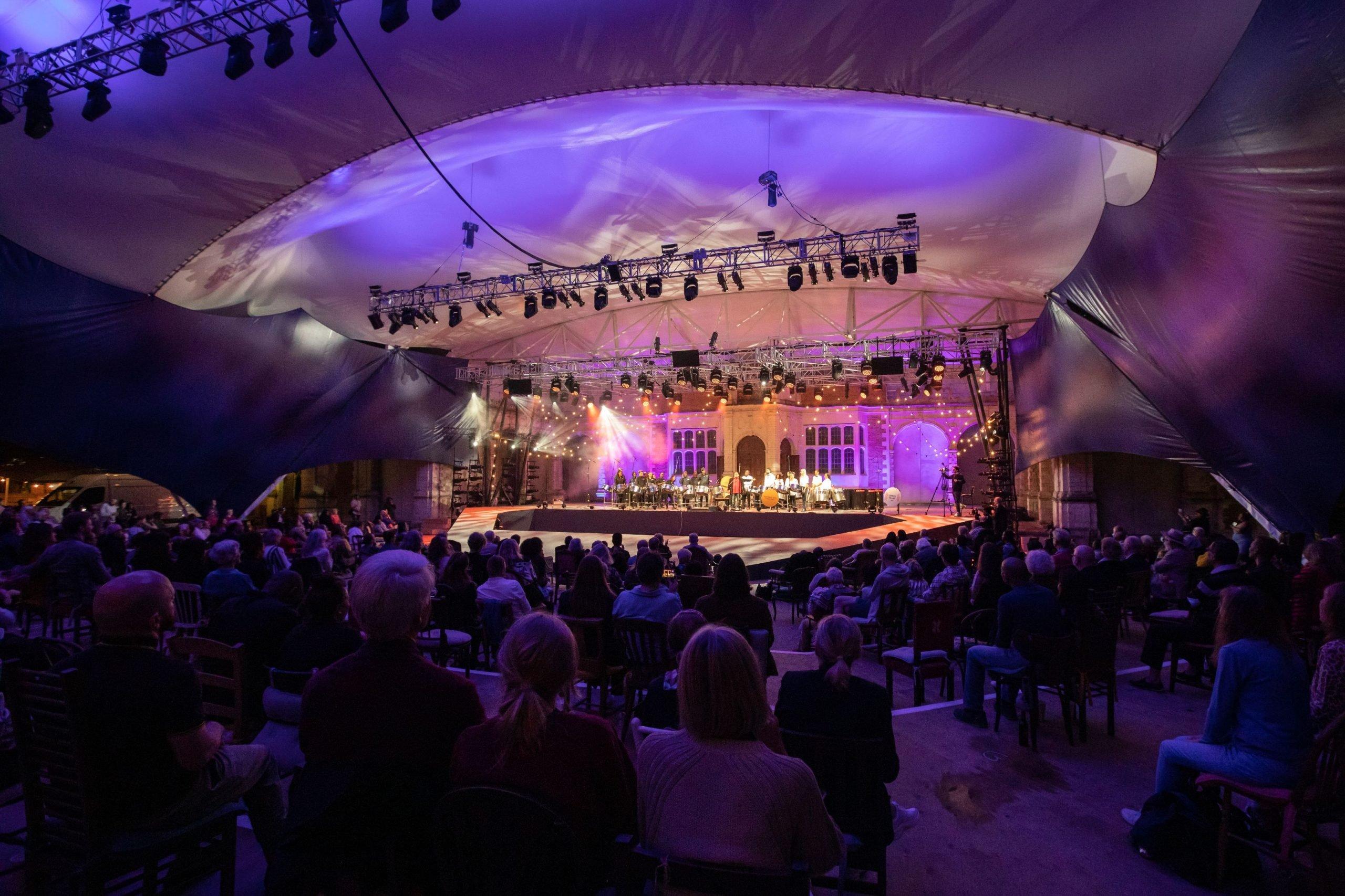 공연 중 무대 모습 (허용 시)