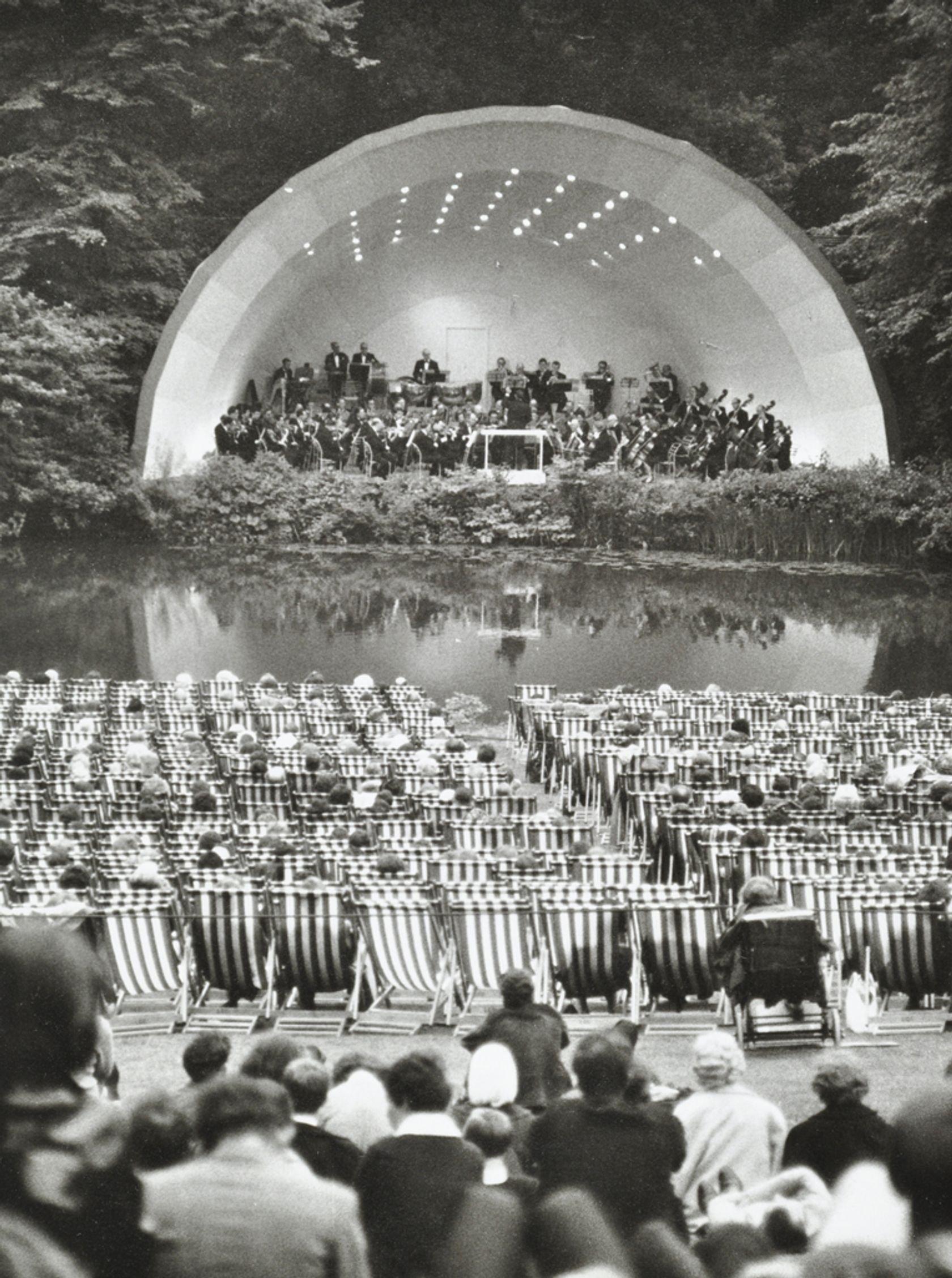 켄우드 호숫가 콘서트 장면