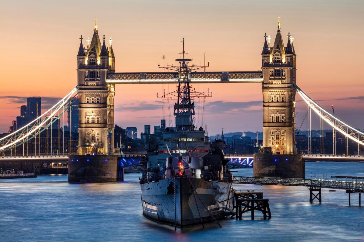 함미 갑판 (타워 브리지 배경)