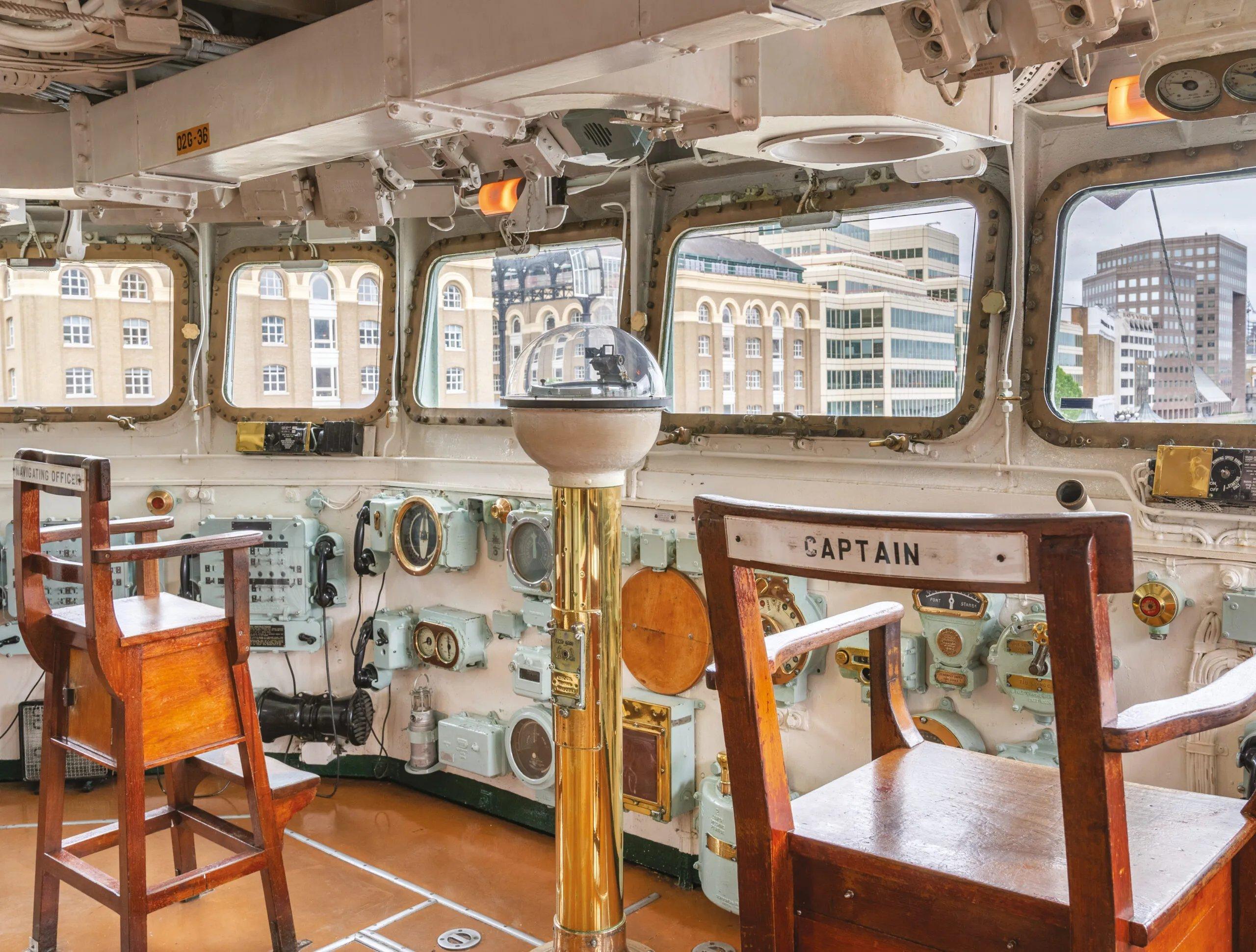 함교 및 상부 구조물