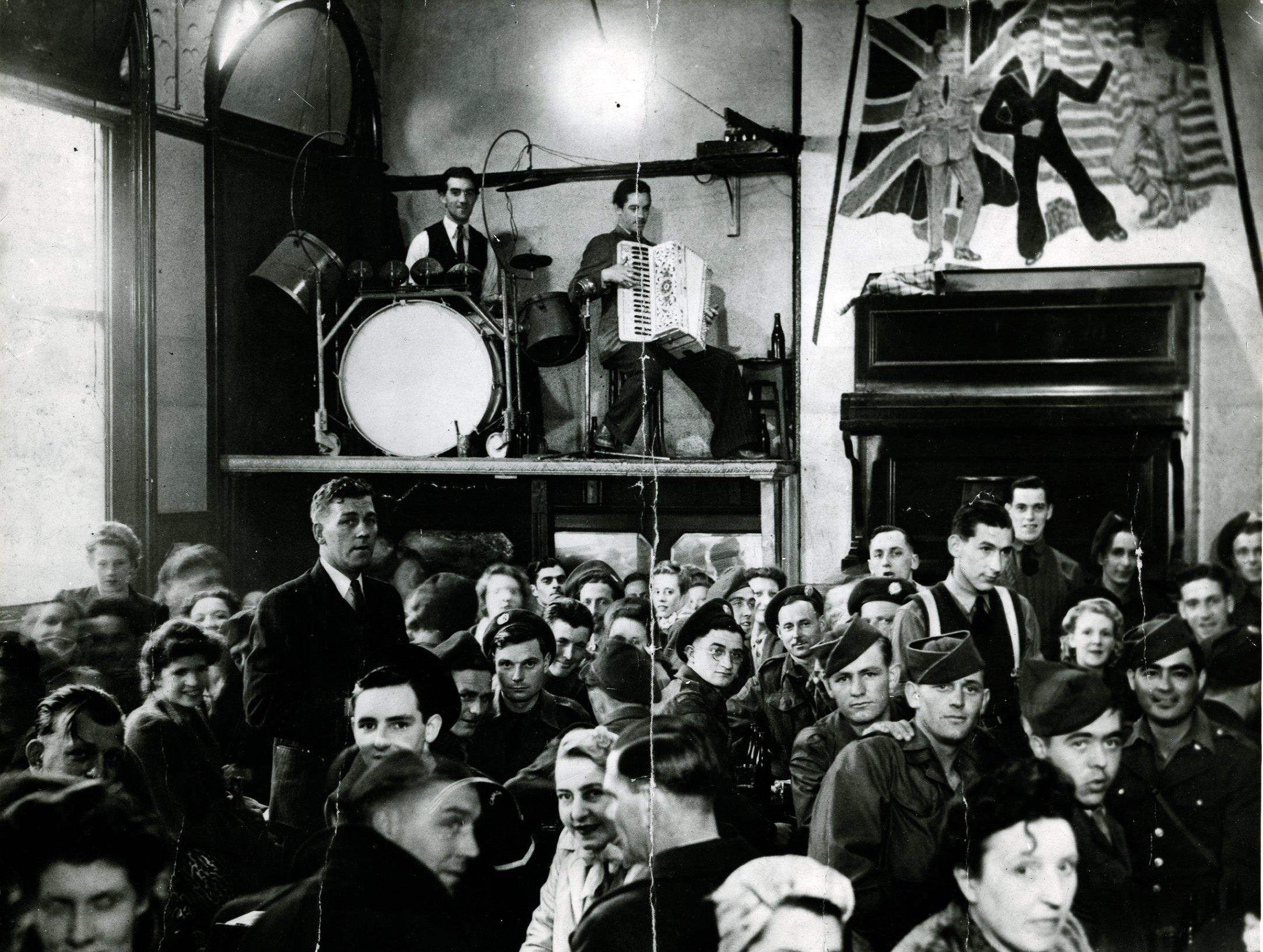 공연 중 무대 배경