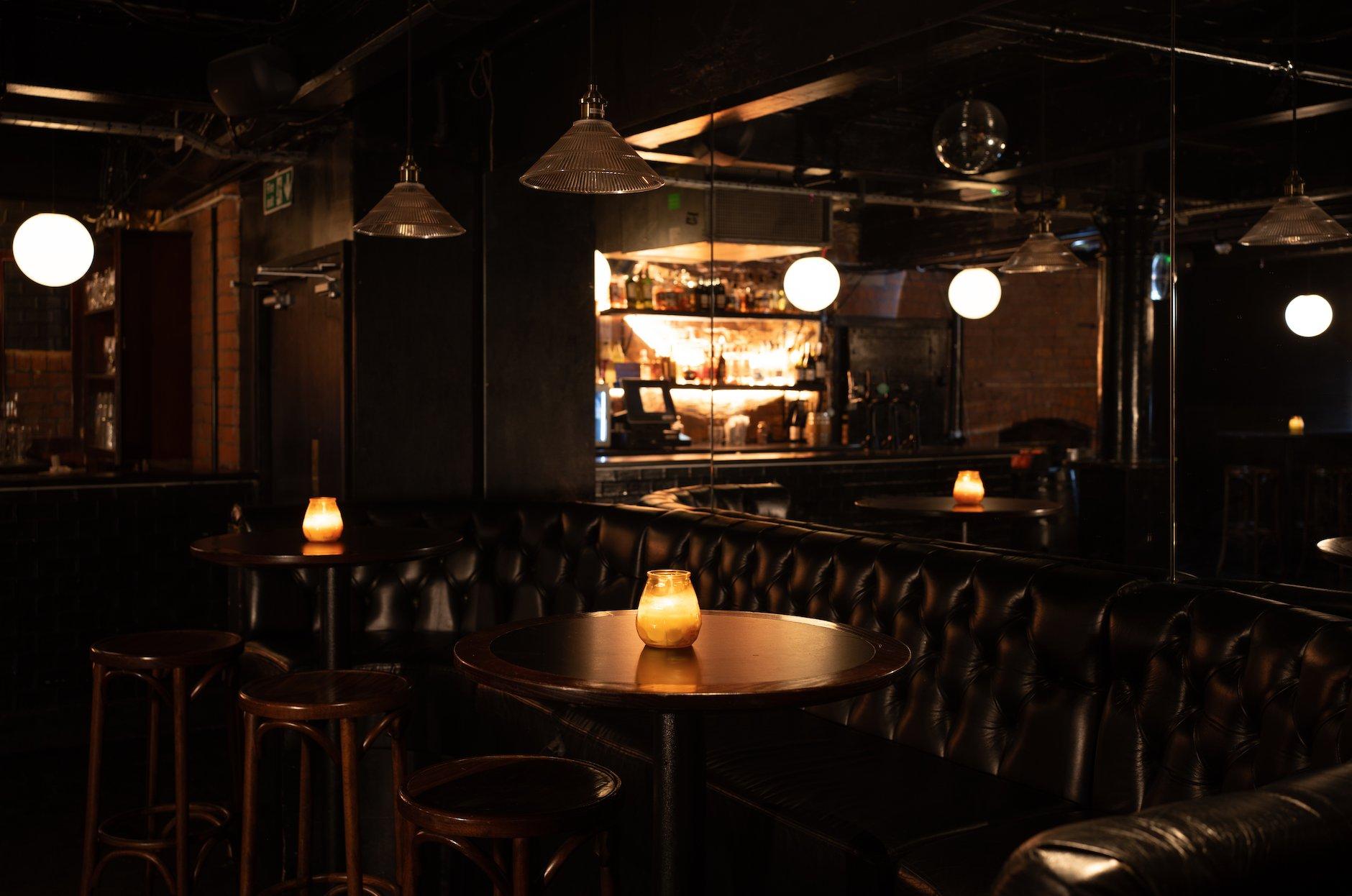 Dizzy Gillespie 로고 앞