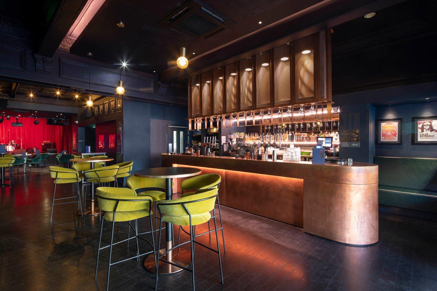 리모델링된 바 또는 라운지 공간