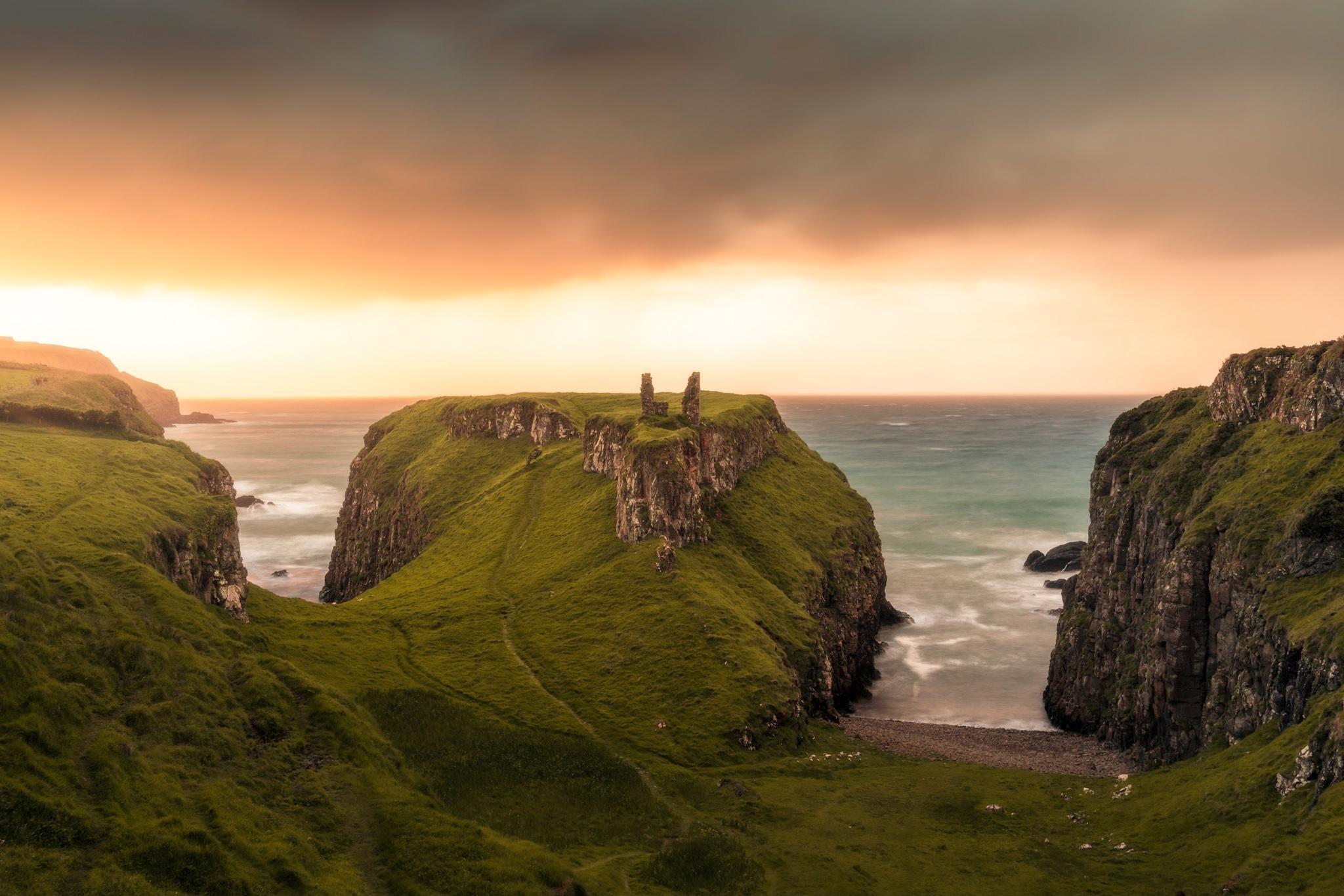 성터 동쪽 절벽 위 조망 지점