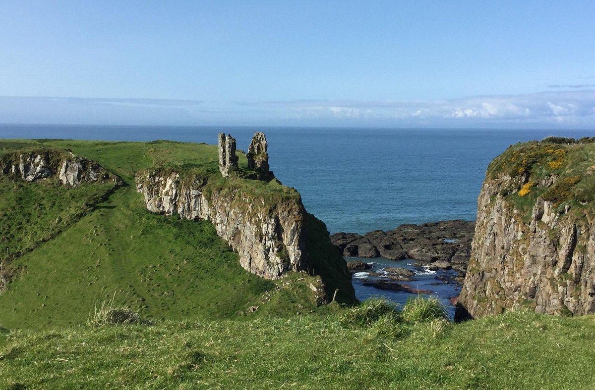 성터 아래 작은 만과 조약돌 해변