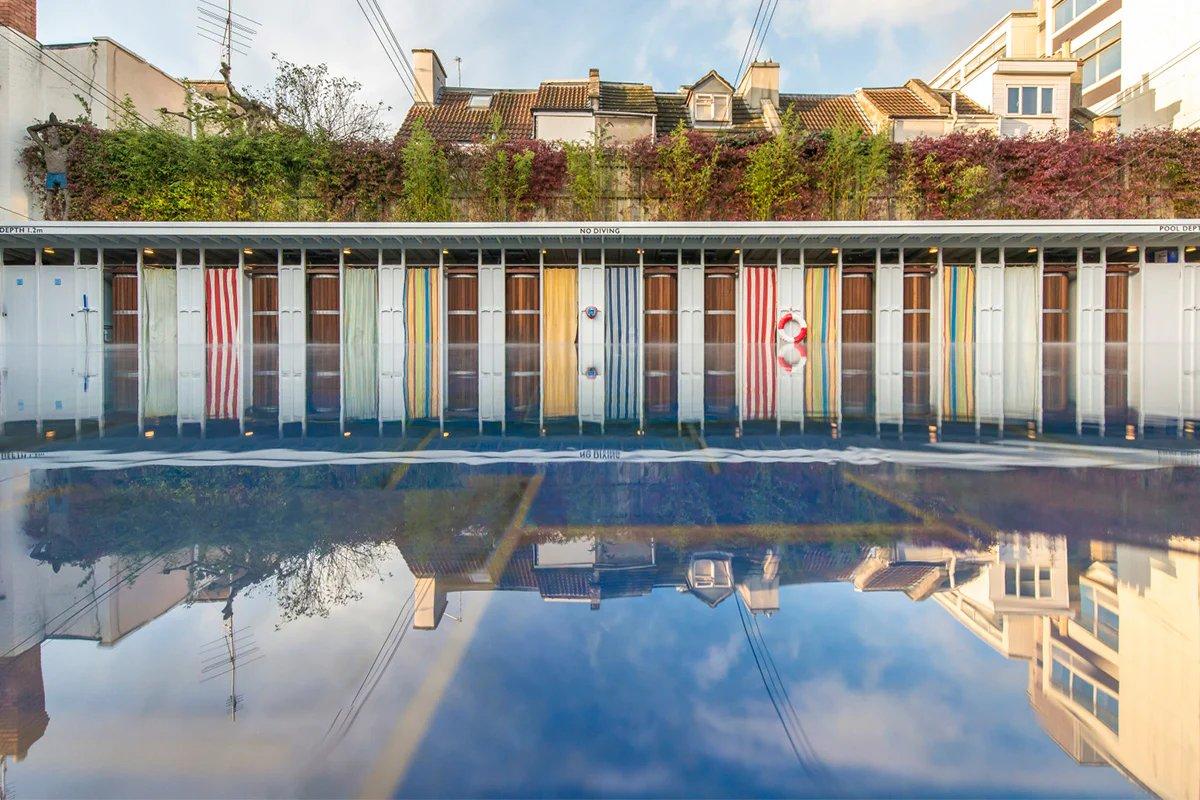 풀사이드 휴식 공간