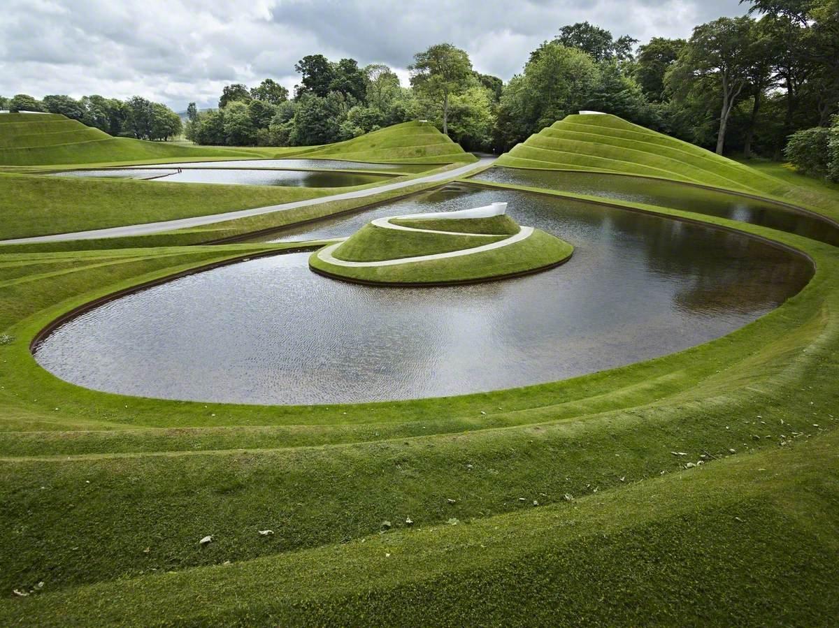 찰스 젱스의 '생명의 세포들(Cells of Life)' 언덕 위