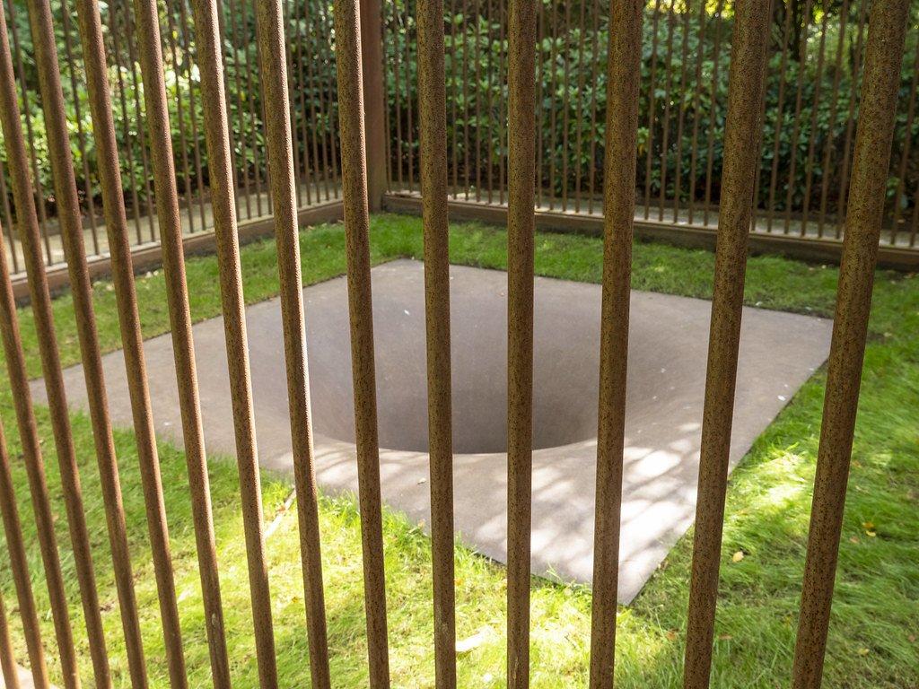 아니쉬 카푸어 'Suck' 작품 주변